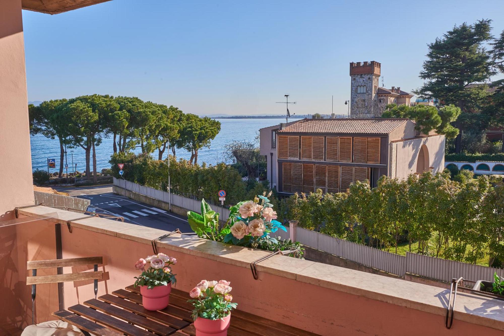 Garda Blue Lake Home Luxury Appartment デセンツァーノ・デル・ガルダ エクステリア 写真